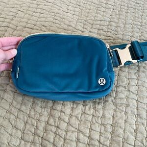 Lululemon Everywhere Velour Belt Bag 1L Jasper Green